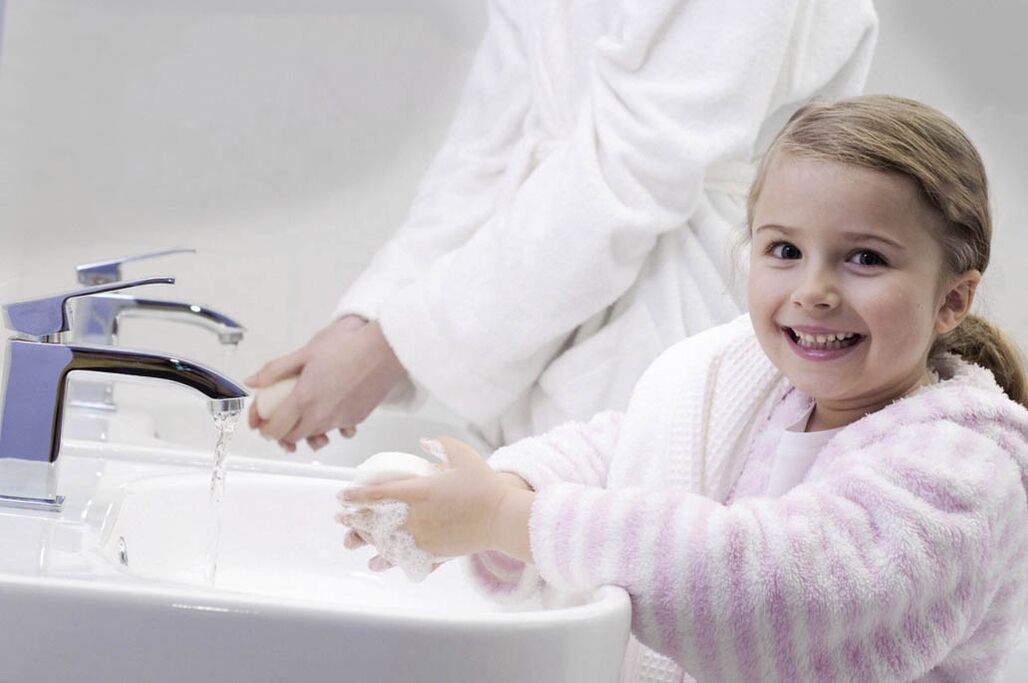 Waschen Sie Ihre Hände, um eine Wurminfektion zu vermeiden. 