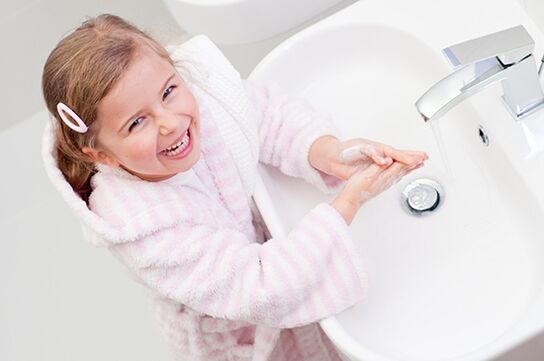 Um sich vor einer Wurminfektion zu schützen, müssen Sie Ihre Hände waschen. 